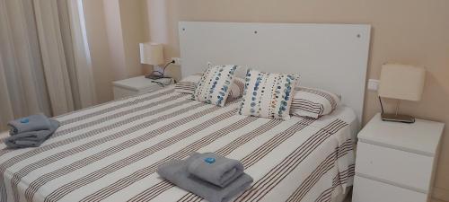 Un dormitorio con una cama con dos toallas encima. en La Palma, en Costa Calma
