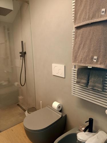 Un baño de V&V RentRoom Design