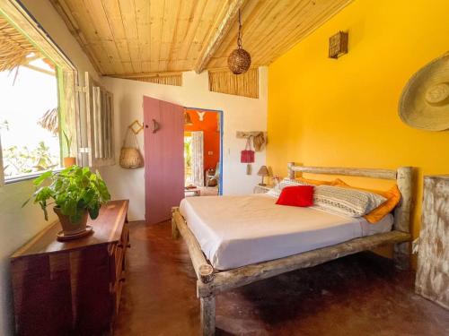 una camera da letto con un letto e una parete gialla di Casa Temática Icaraizinho a Icaraí