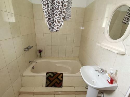 a bathroom with a tub and a sink and a bath tub at MANCHITAS WASI in Pisac