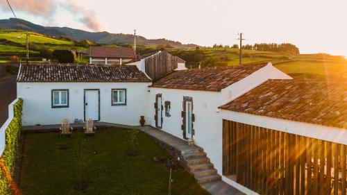 una vista aérea de una casa blanca con patio en Casas da Chaminé Eco Country Lodge, en Nordeste