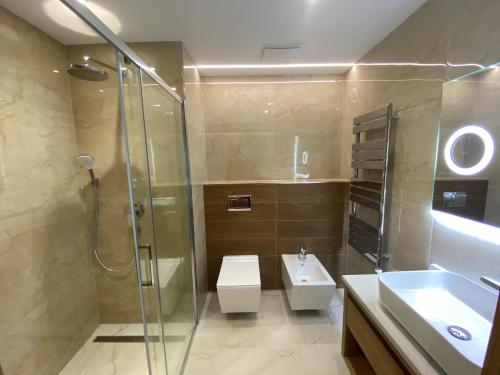 W łazience znajduje się prysznic, toaleta i umywalka. w obiekcie Apartment Family Besenova Aquapark w Beszeniowej
