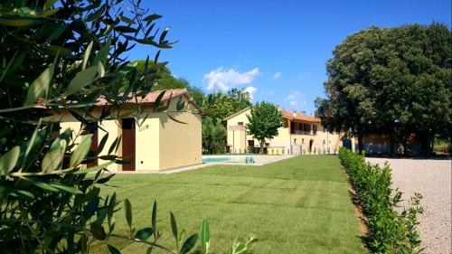 a view of the house from the garden at Punta dei Lecci in Riparbella