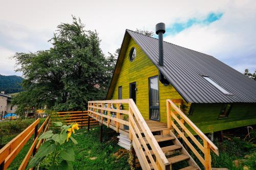 Imagen de la galería de Wooden cottage "green house" in Bakuriani, en Bakuriani