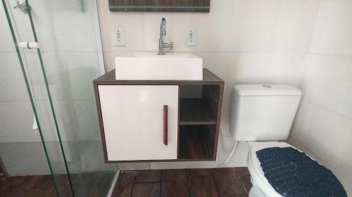 een badkamer met een wastafel en een toilet bij Marco Zero Containers 2 in Balneário Camboriú