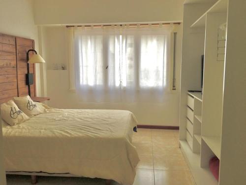 マル・デル・プラタにあるSanta Fe 1700のベッドルーム1室(ベッド1台、大きな窓付)
