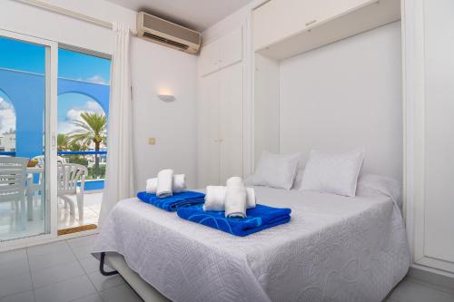 Un dormitorio con una cama con una toalla azul. en Els Molins 4, en Denia