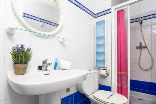 德尼亞的住宿－Els Molins 4，一间带水槽、卫生间和镜子的浴室