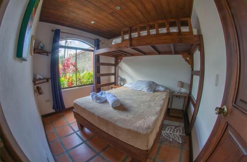 Двухъярусная кровать или двухъярусные кровати в номере Sol y Luna Apartments