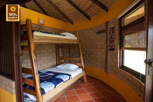 מיטה או מיטות קומותיים בחדר ב-Habitaciones Luna y Arcoíris Campestres RNT85322