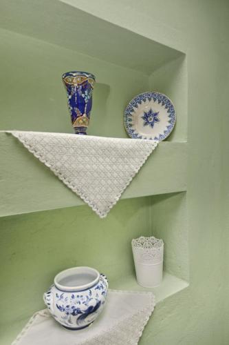 a shelf with two blue and white dishes on it at Koromilia Villa in Neo Klima