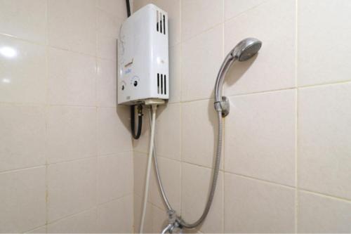 eine Dusche im Bad mit Duschkopf in der Unterkunft Adaru Property at Sunter Park View in Jakarta