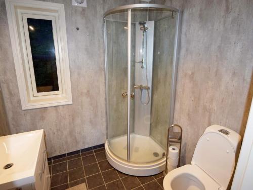 y baño con ducha, aseo y lavamanos. en 4 star holiday home in Sømna, en Sømna