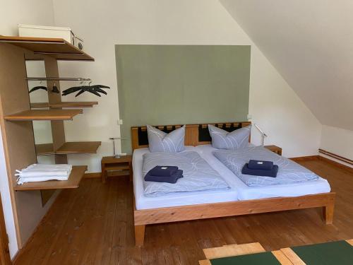 Postel nebo postele na pokoji v ubytování Gutshaus mit Seeblick - ökologisch & nachhaltig
