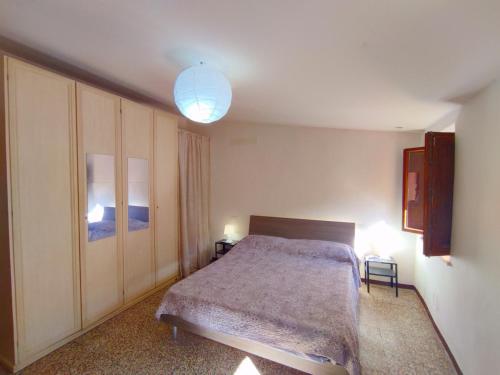 een slaapkamer met een bed en een hanglamp bij Attico Casa Via Rocca Sole in Poggibonsi