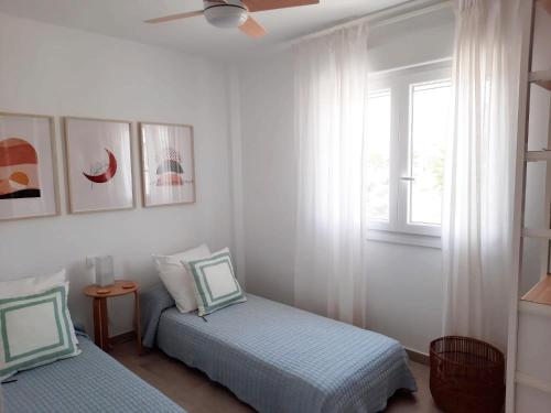 Postel nebo postele na pokoji v ubytování CASA ROMPEOLAS Atlanterra