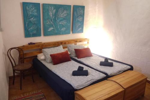 Postel nebo postele na pokoji v ubytování Eco Holidays Cave House Justine
