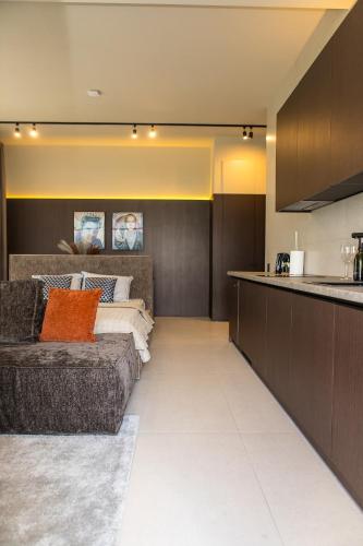 a living room with a couch and a kitchen at Пентхауз с террасой район Мост Сити in Dnipro