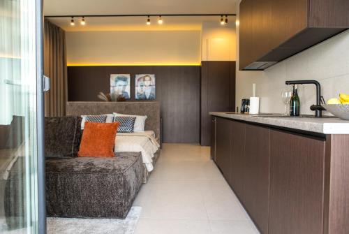 a living room with a couch and a kitchen at Пентхауз с террасой район Мост Сити in Dnipro