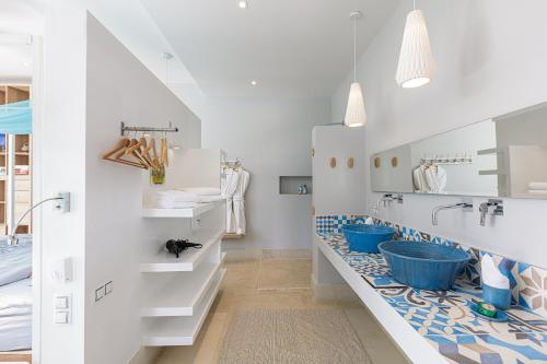 Ένα μπάνιο στο Villa Amnalys