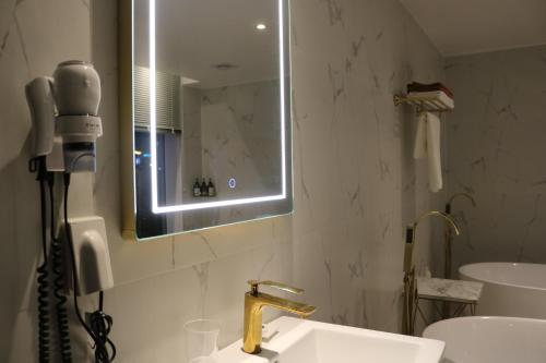 Ένα μπάνιο στο Gimhae Jangyu Stayin Hotel