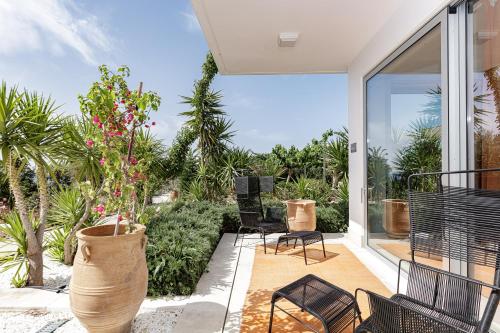 Κήπος έξω από το Villa Amnalys