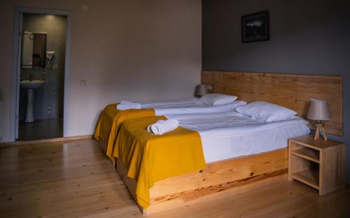 Ein Bett oder Betten in einem Zimmer der Unterkunft Hotel Old House Mestia