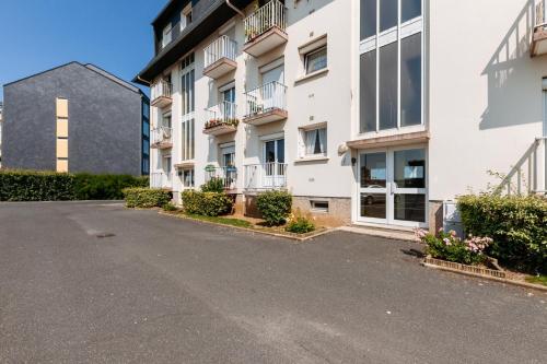 un parking vide dans un immeuble d'appartements dans l'établissement Gwenhen - Appartement vue mer, à Courseulles-sur-Mer