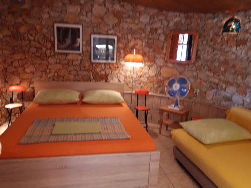 Postel nebo postele na pokoji v ubytování Studio Apartment in Ražanj with Terrace, WiFi (4597-1)