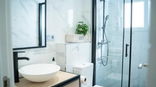 a bathroom with a sink and a glass shower at APARTAMENTO JUNTO A LA PLAYA DE BENIDORM in Benidorm