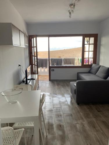 sala de estar con sofá y mesa en Apartamento Bienestar en Playa Quemada