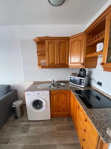 a kitchen with a sink and a washing machine at Apartamento Bienestar in Playa Quemada