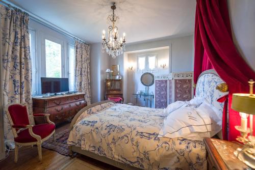 Ένα ή περισσότερα κρεβάτια σε δωμάτιο στο Chambres d'Hôtes Manoir de Montecler