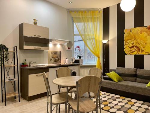 uma cozinha e sala de estar com mesa e cadeiras em Modern-style flat 2 em Riga