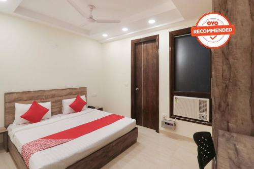 1 dormitorio con 1 cama y TV. en Super OYO Flagship Comfort Residency Near Artemis Hospital, en Gurgaon