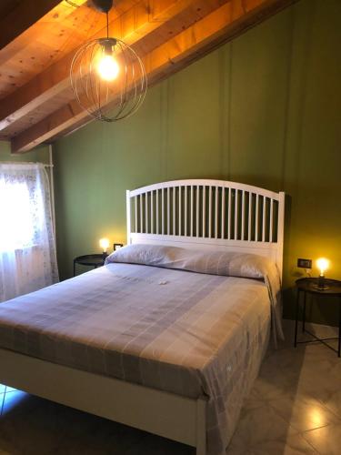 1 dormitorio con 1 cama blanca grande en una habitación en Cá Greta en Chioggia