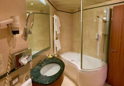 un piccolo bagno con servizi igienici e doccia di Nicotel Barletta a Barletta