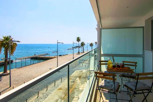 einen Balkon mit Blick auf den Strand und das Meer in der Unterkunft Phaedrus Living: Seaview Emerald Flat Lighthouse 48 in Paphos City