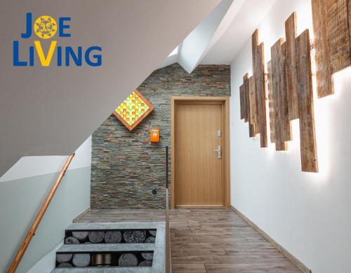pasillo con puerta y pared de ladrillo en Living inStein, en Krems an der Donau
