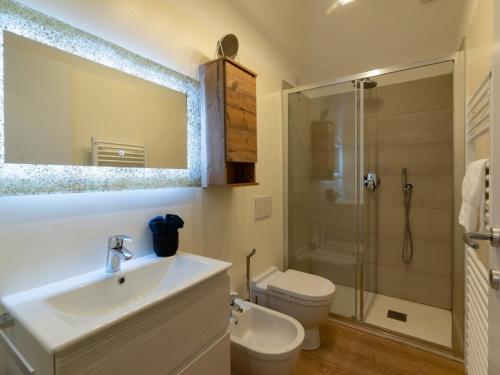 uma casa de banho com um lavatório, um WC e um chuveiro em The Best Rent - Lovely loft with balcony near Piazza Vetra em Milão