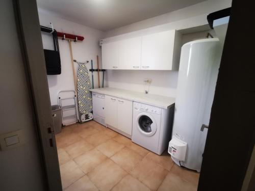 une cuisine avec un lave-linge et un lave-linge dans l'établissement villa beaupré, aux Issambres