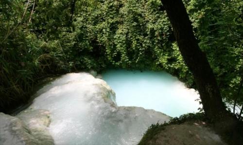 une masse d'eau au milieu d'une rivière dans l'établissement Villa Terrena, à Bagni San Filippo