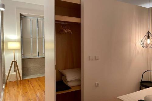 Een bed of bedden in een kamer bij Santo António Cozy Apartment