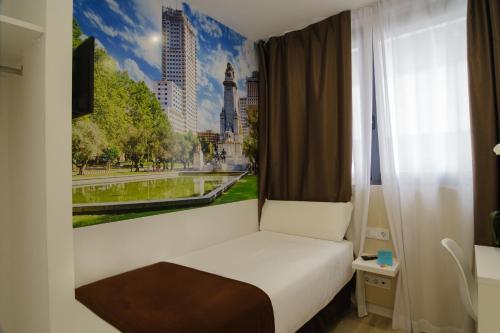 1 dormitorio con cama blanca y ventana en Hotel BESTPRICE Alcalá en Madrid