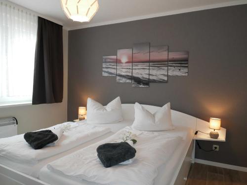 ツィノヴィッツにあるFerienwohnung zur Ostsee 1のベッドルーム1室(白いベッド1台、タオル2枚付)