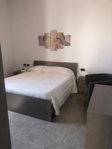 - une chambre avec un lit orné de deux peintures murales dans l'établissement Casa Vico Torre, à Santa Croce di Magliano