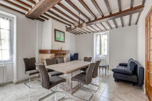 une salle à manger avec une table et des chaises dans l'établissement Hamo - Maison à 600 m de la plage, à Graye-sur-Mer