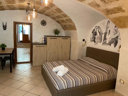 阿尔盖罗POMA DE CASA - Carrerò del Carmen的房间里有一张床和一张桌子的卧室