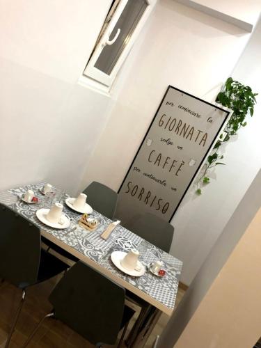 un tavolo con cappelli e un cartello su un muro di Avec Moi Roma a Roma