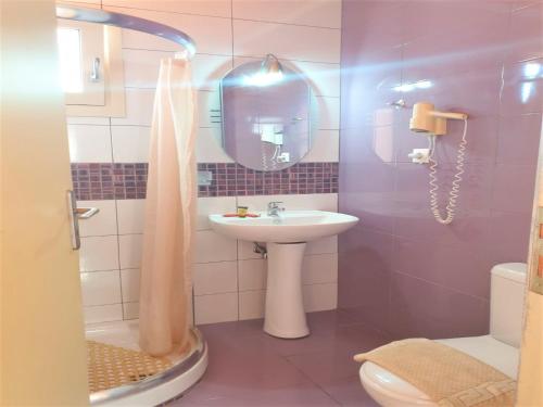 Koupelna v ubytování Room in Guest room - We Offer A Pleasant Holiday In A Beautiful Setting